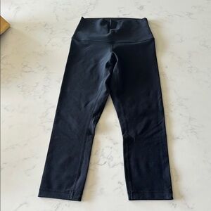 Lululemon Black size 4 cropped Wunder Unders reversible